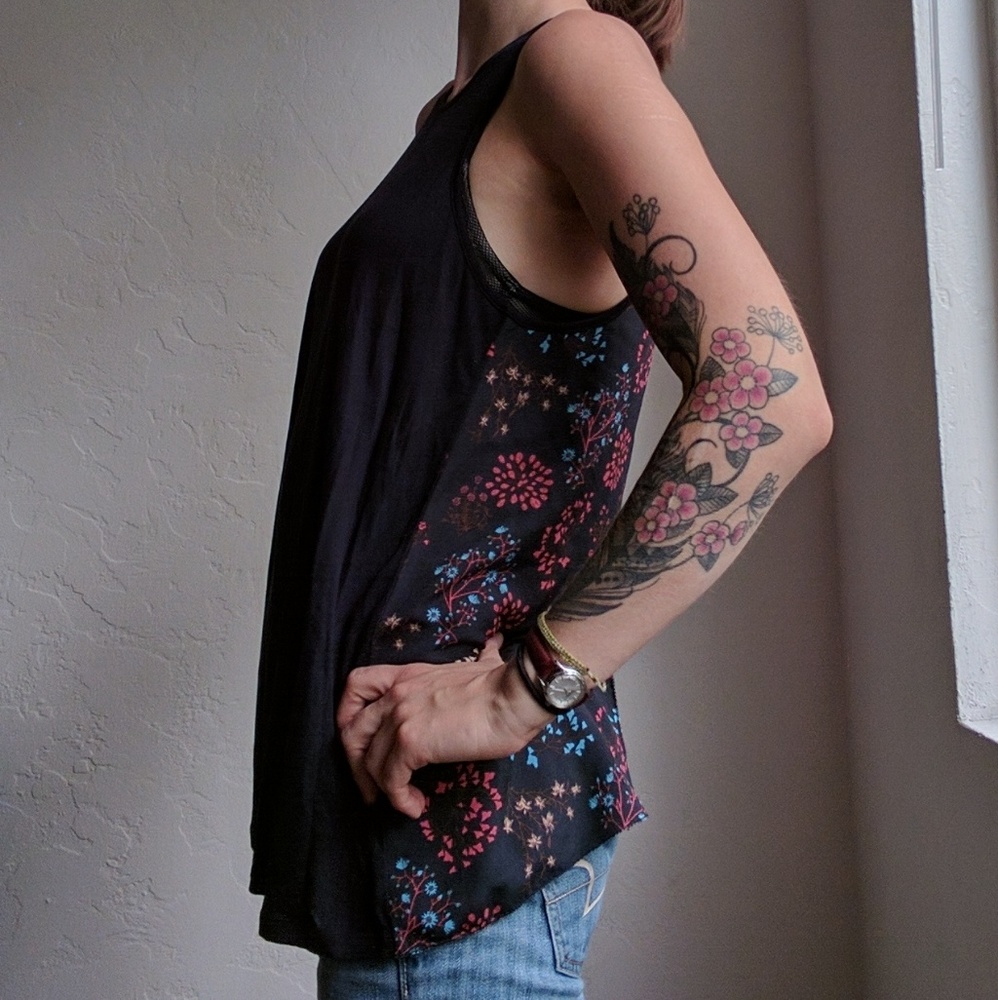 Hinge show off tank