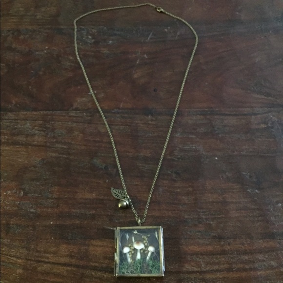 Adorable mushroom terrarium shadowbox necklace - Picture 2 of 3