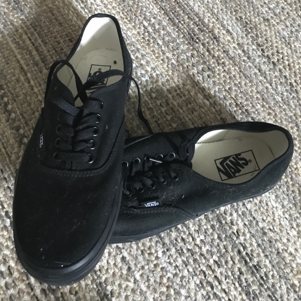 Low-Top All Black Vans