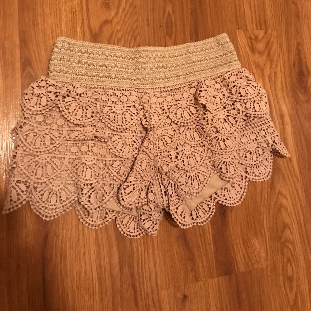 Rewind beige lace shorts
