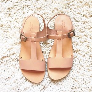 URBAN OUTFITTERS genuine leather sandals