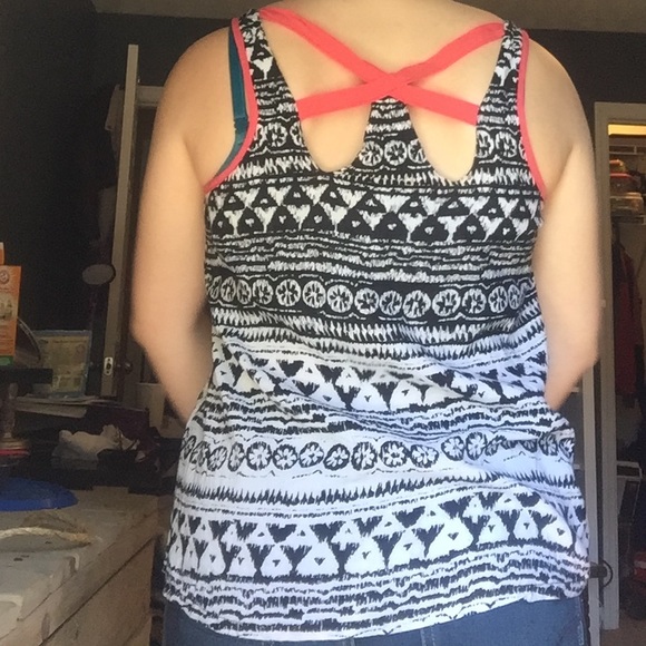 Seven summery tanks - Picture 2 of 8