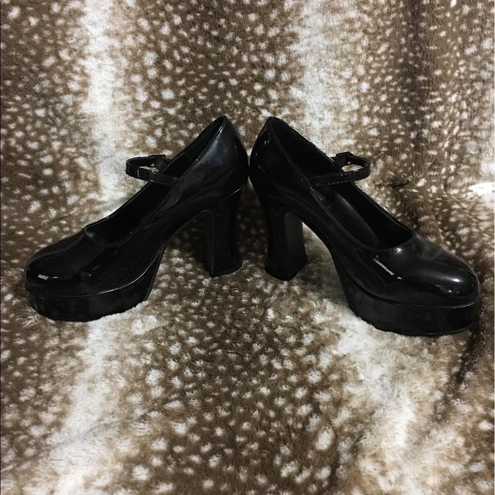 Costume shoes