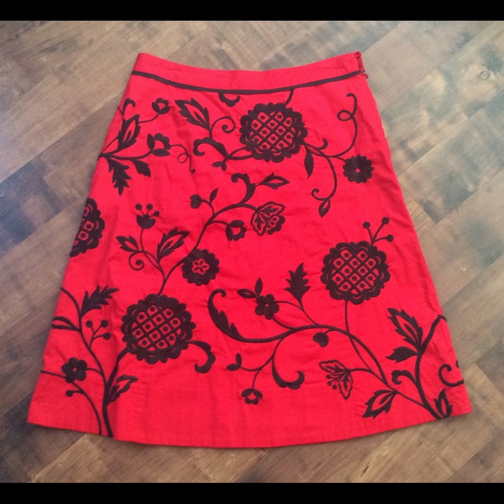 🌺 Gorgeous red and black embroidered skirt