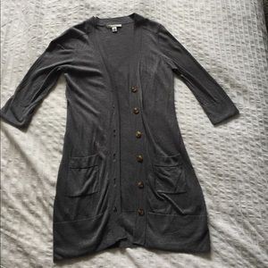 Long flowing gray cardigan with 3/4 length sleeves