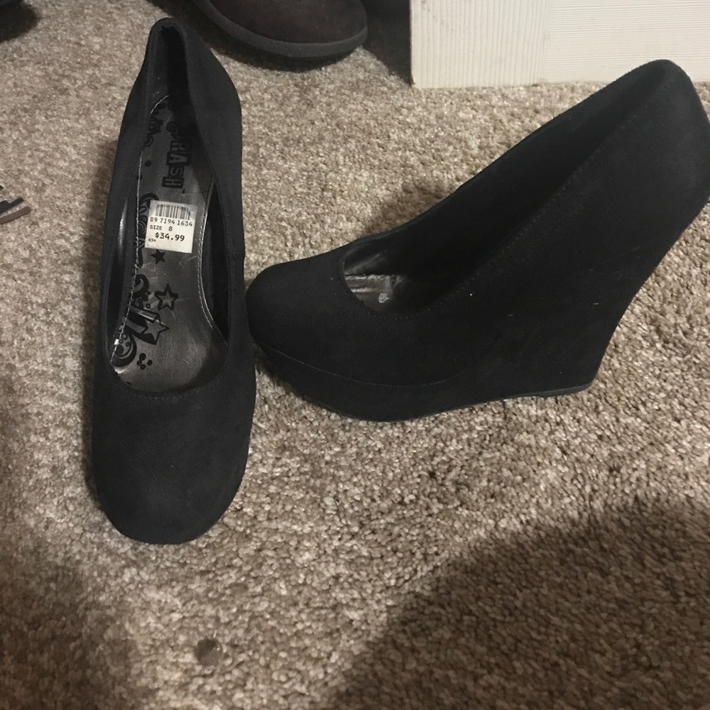 Black wedges