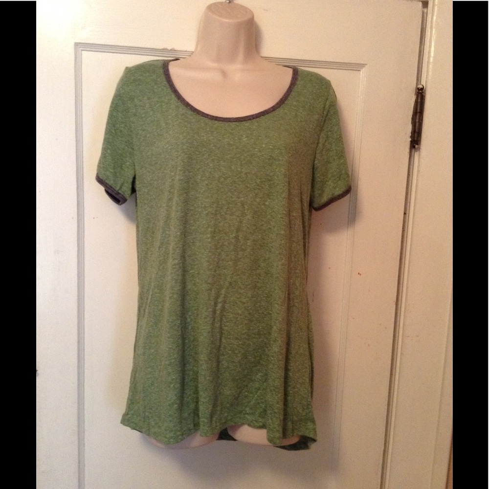 NWOT LULAROE CLASSIC TEE GREEN M