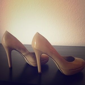 Nude pumps