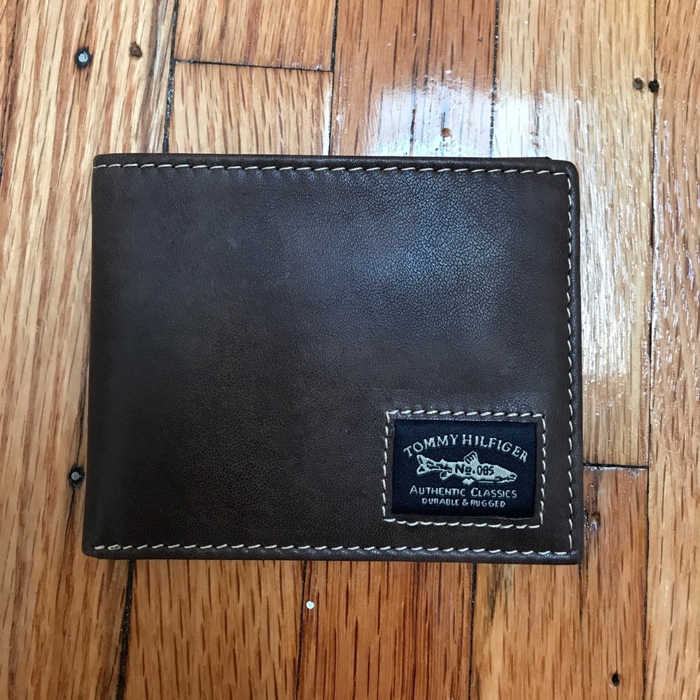 NWOT TOMMY HILFIGER BILLFOLD W/ REMOVABLE CARDCASE