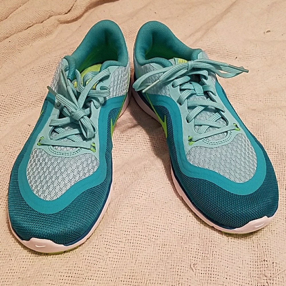 Nike tennis shoes NWOT