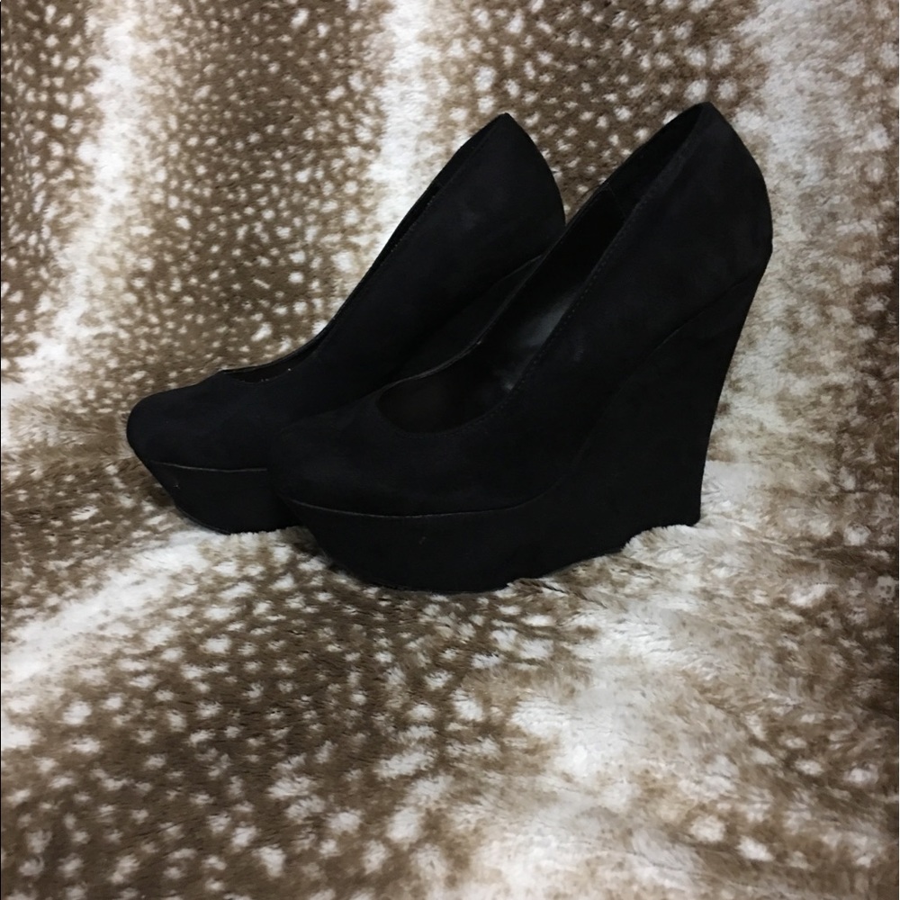 Black wedges