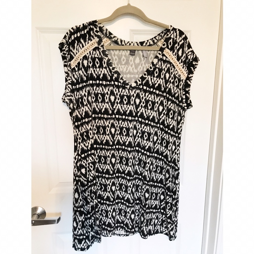L Black & white tunic