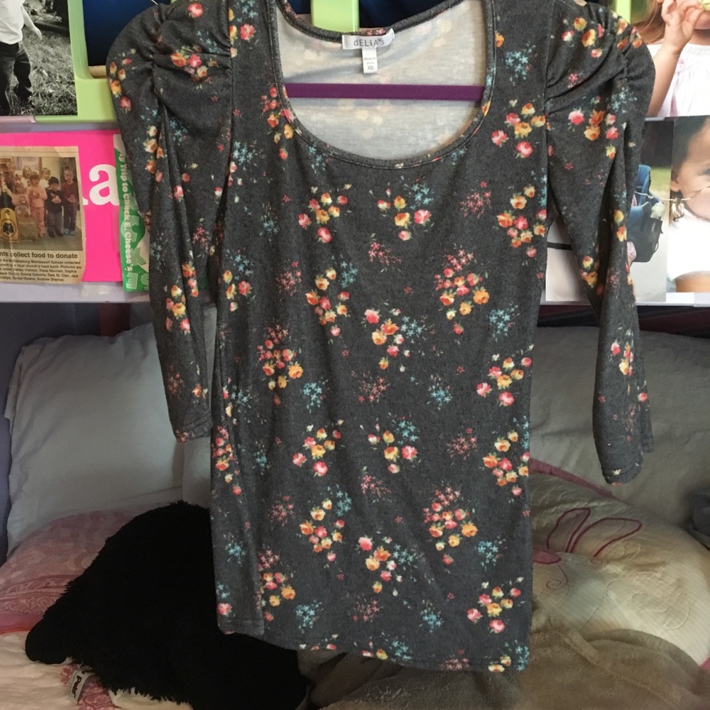 Women's sinched sleeves floral top