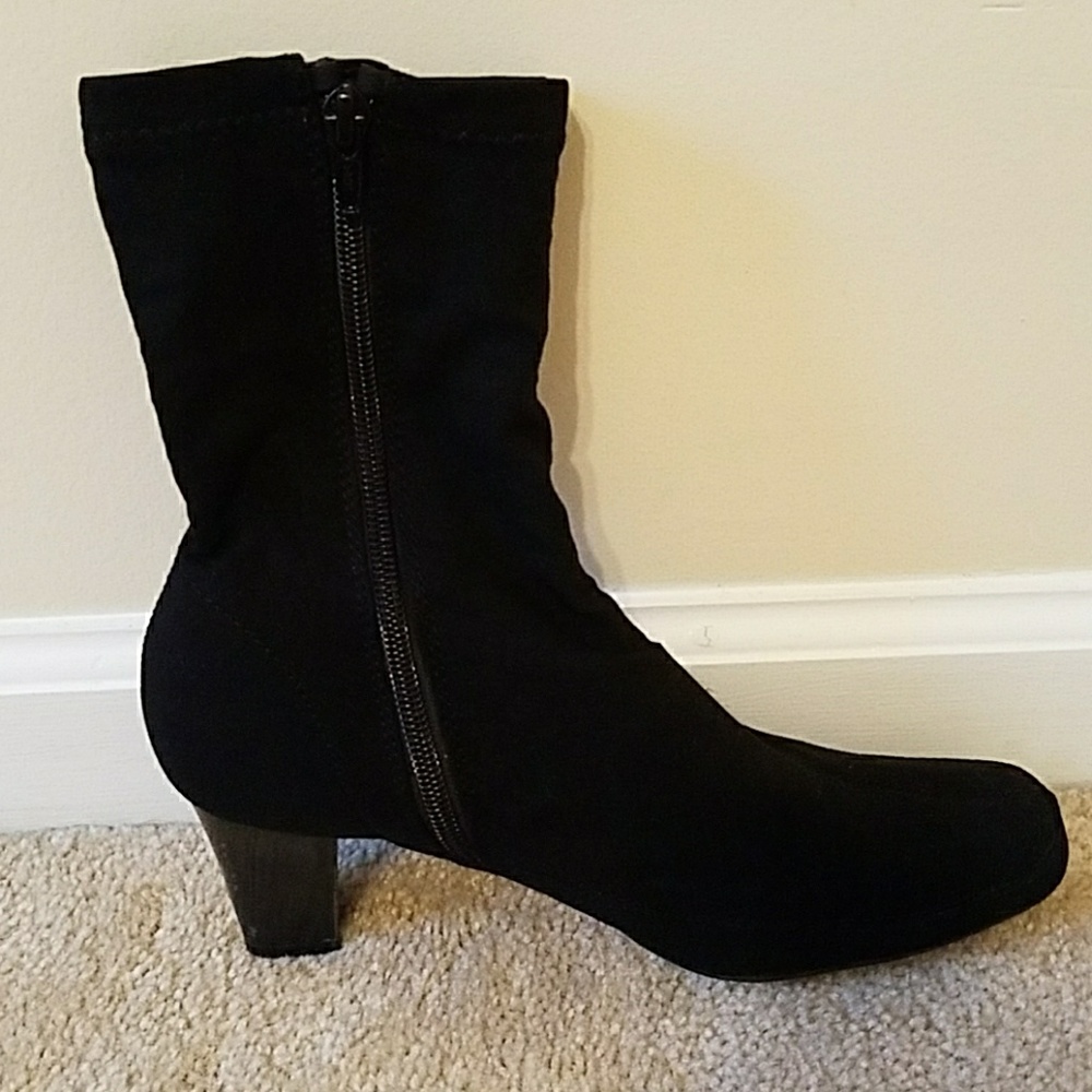 Comfortable black boots