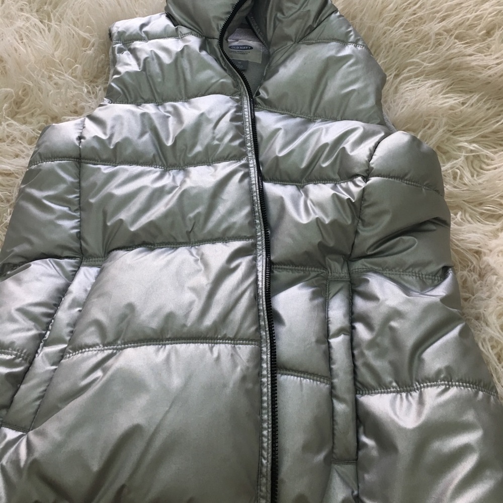 Old navy puffer vest. Only been worn a few times.