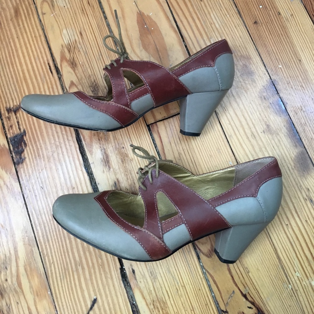 Seychelles gray and maroon pumps tie