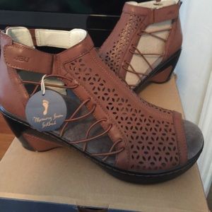 NWT WEDGE SO COMFY STAND ALL DAY HAS MEMORY FOAM!!