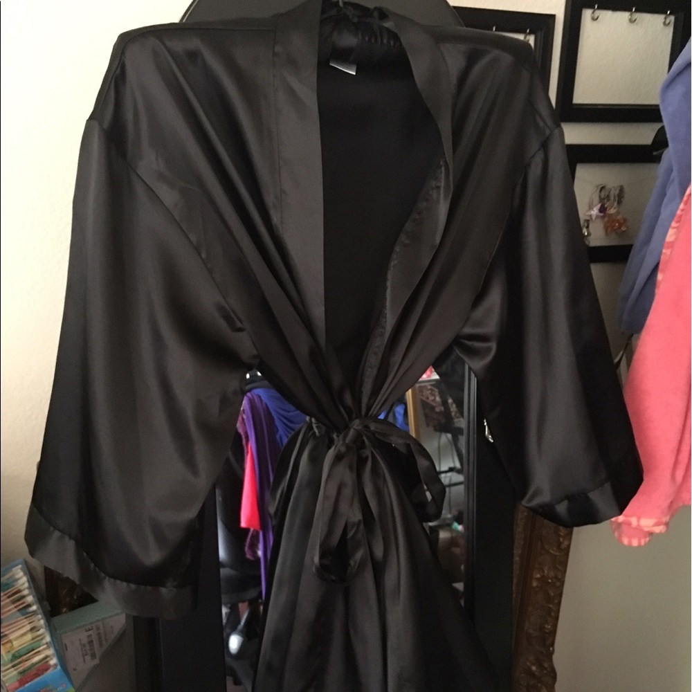 🚫SOLD🚫 Fredericks black silk robe