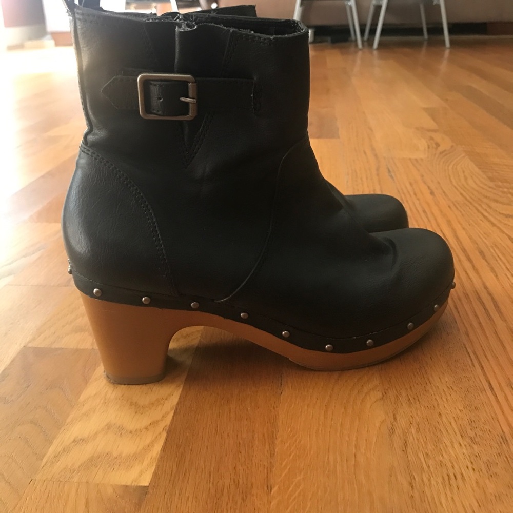 American Eagle booties