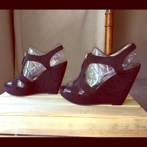 Carlos Santana velvet black wedges