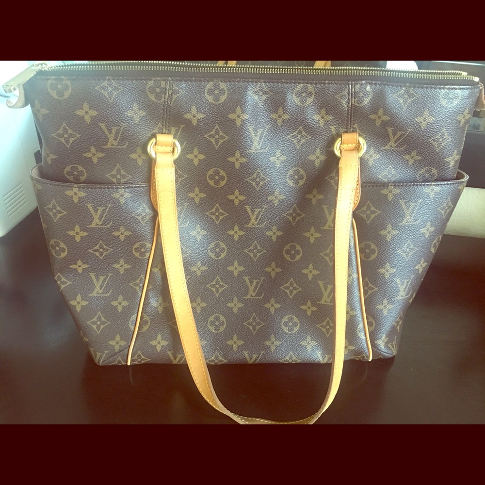 Louis Vuitton totally MM ( authentic )