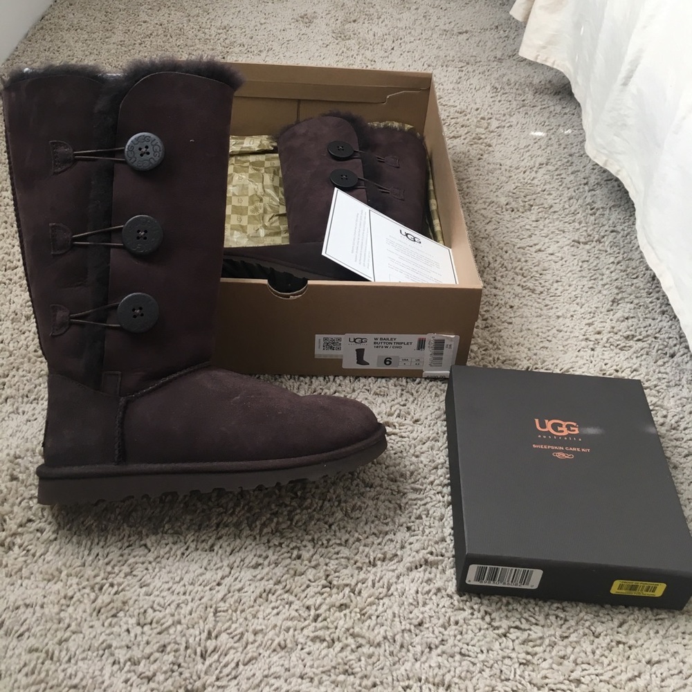 UGG Bailey Button boot size 6 dk brown worn once