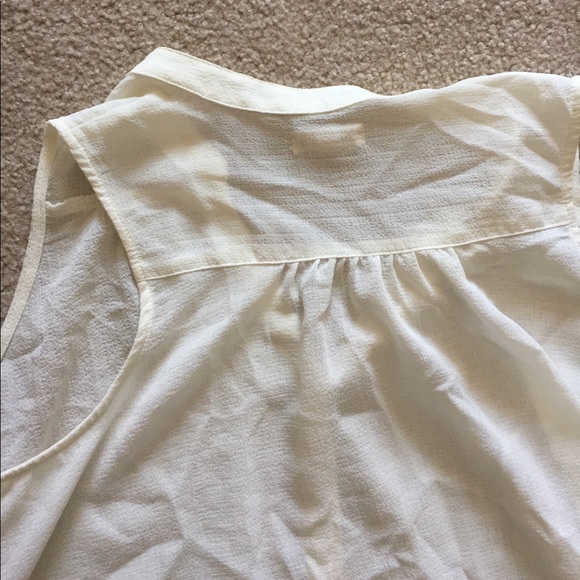 Asymmetrical sleeveless blouse - Picture 3 of 3