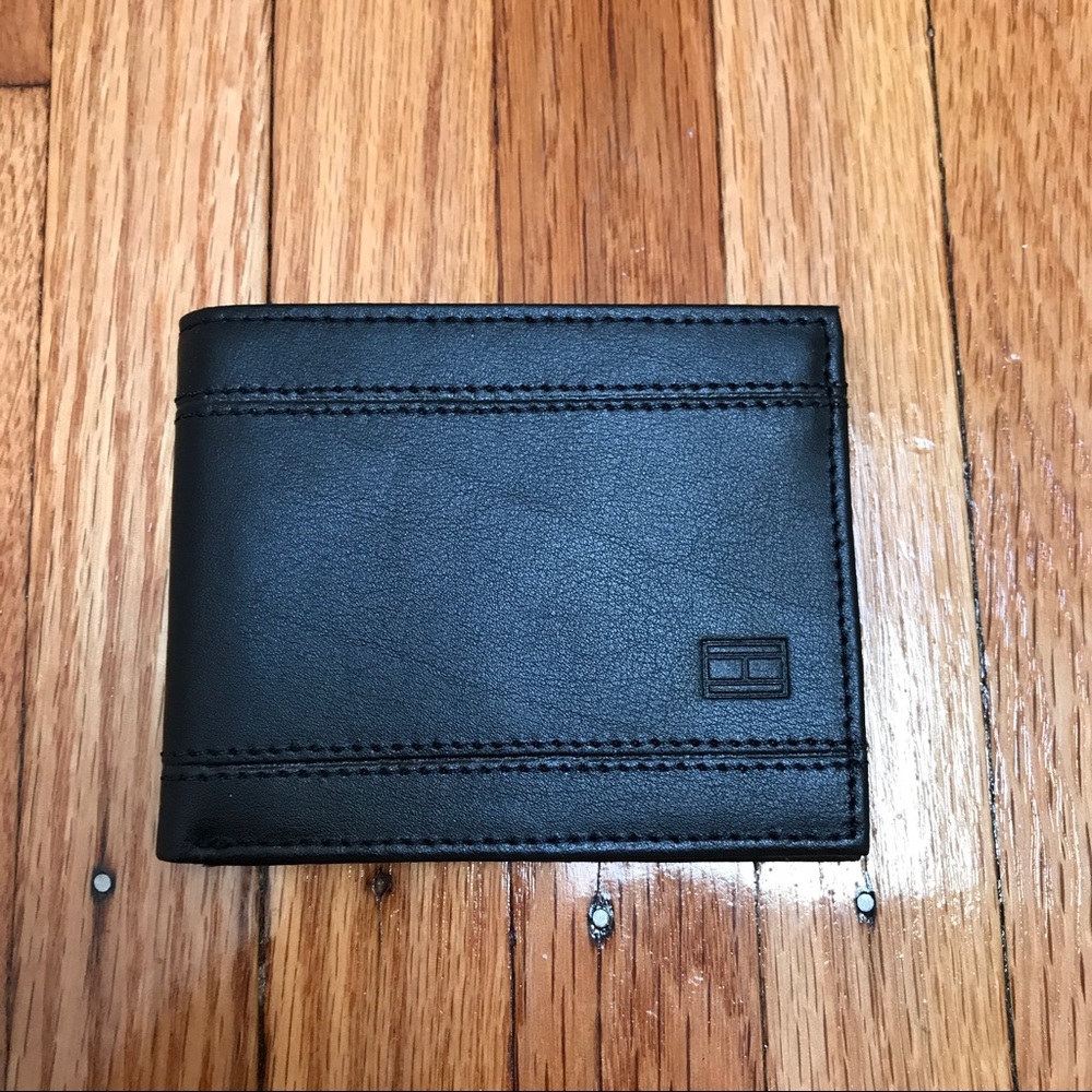 NWOT TOMMY HILFIGER BLACK  BILLFOLD W/ CARDCASE