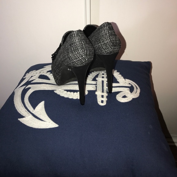 NWOT SIMPLY VERA, VERA WANG WEDGES TASSELS HEELS - Picture 2 of 4