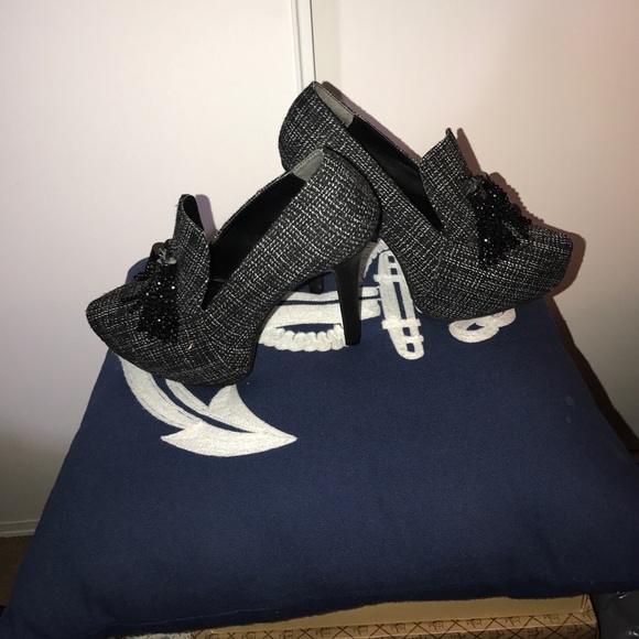 NWOT SIMPLY VERA, VERA WANG WEDGES TASSELS HEELS - Picture 3 of 4