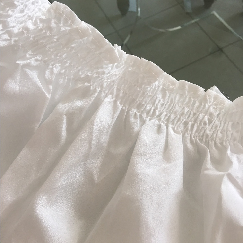 🌷White Off The Shoulder Eyelet Style Top🌷 - Picture 4 of 4
