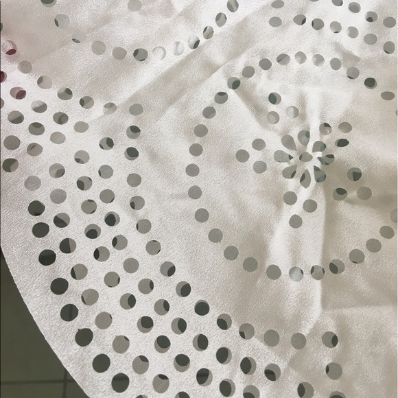 🌷White Off The Shoulder Eyelet Style Top🌷 - Picture 3 of 4