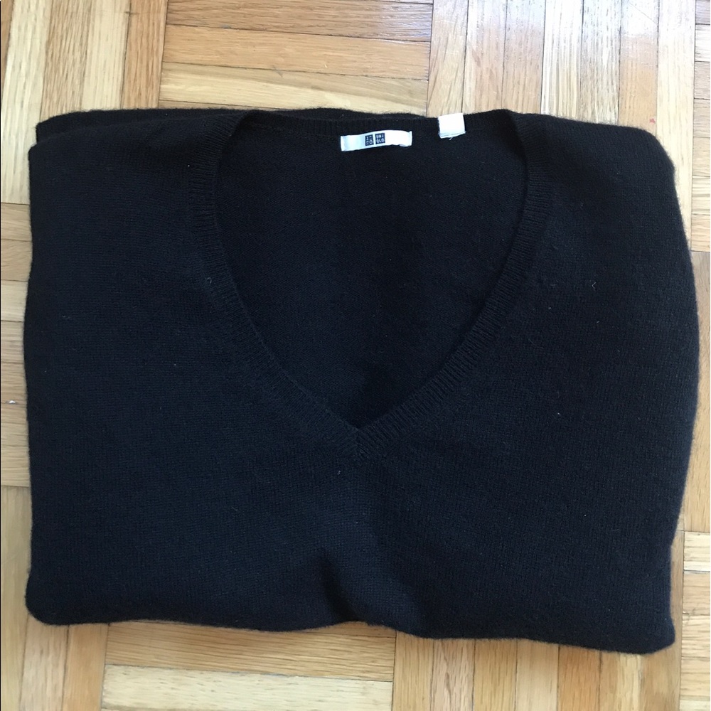 Uniqlo | Men's V-Neck Black Cashmere Sweater