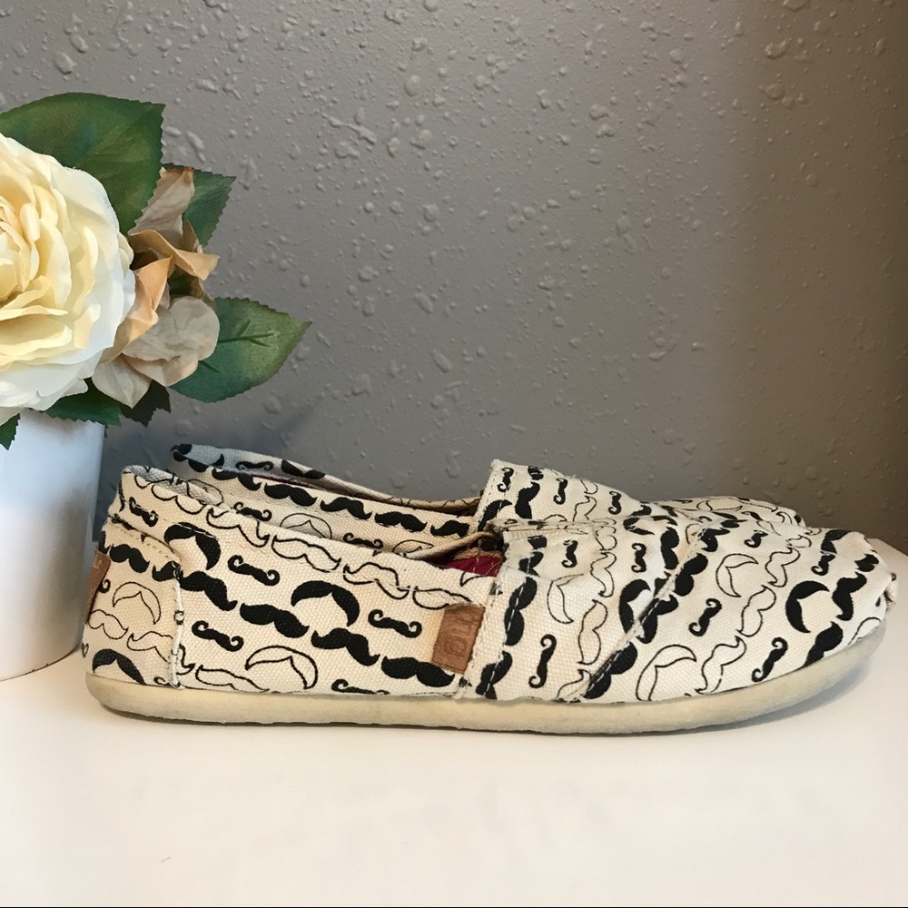 Madden Girl Women’s Gloriee Mustache Flats