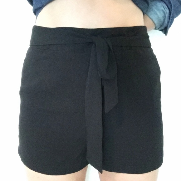Black tie up shorts - Picture 1 of 2