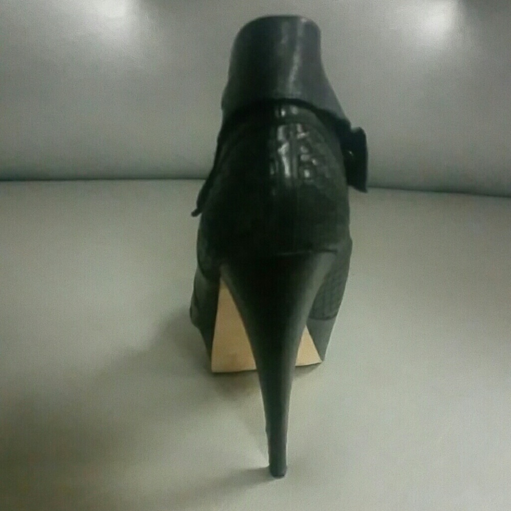Shoes - Picture 2 of 4