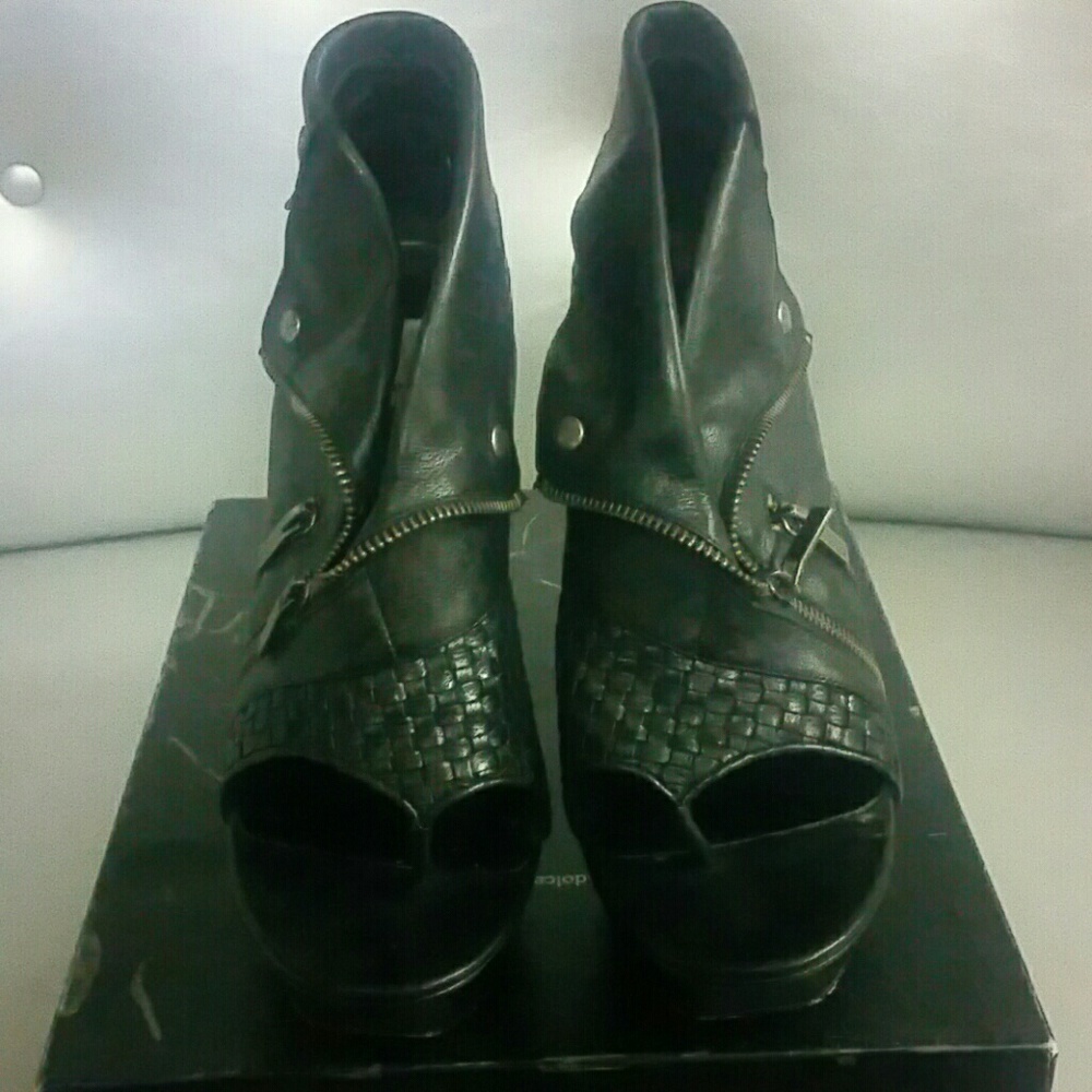 Shoes - Picture 4 of 4