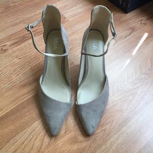 MIA Gray suede heels