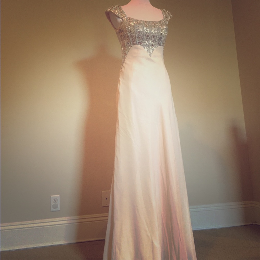 Beautiful gown! Size M