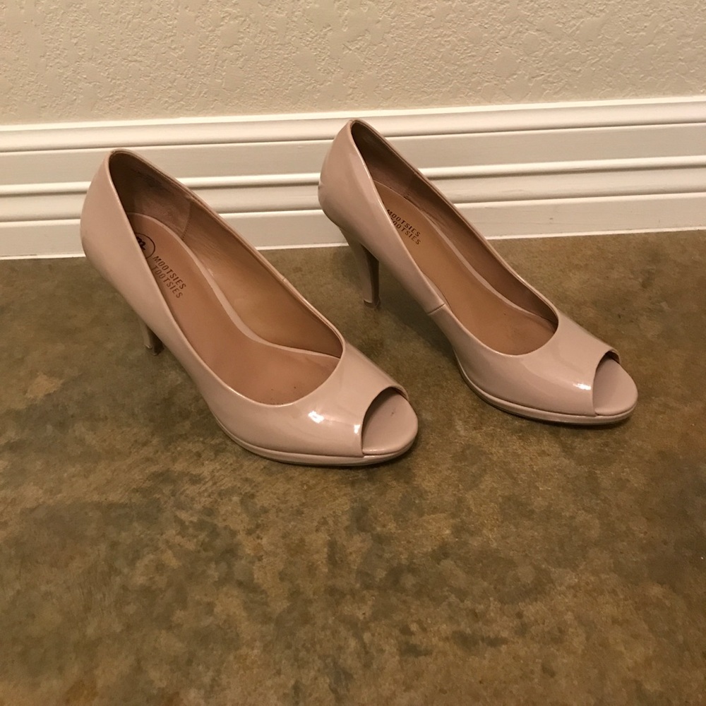 Mootises Tootsies..Tan heels size 9