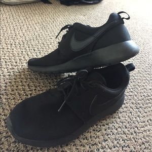 All black Nike Roche