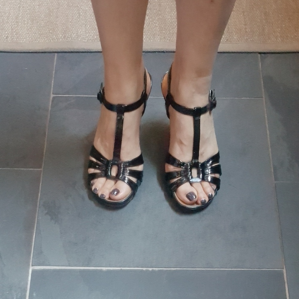 Kenneth Cole Reaction black patent leather sandals
