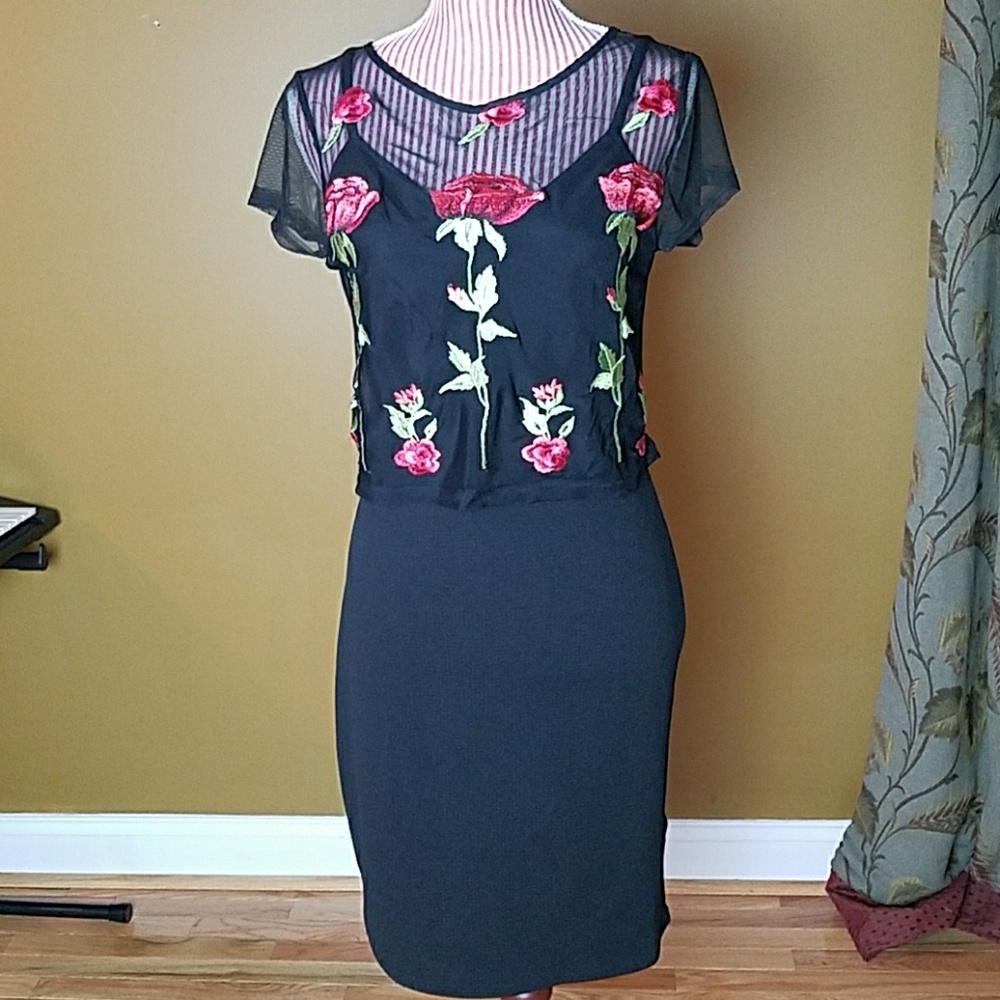 LAST ONE! Two-Piece Red Black Embroidered Dress - Picture 5 of 7