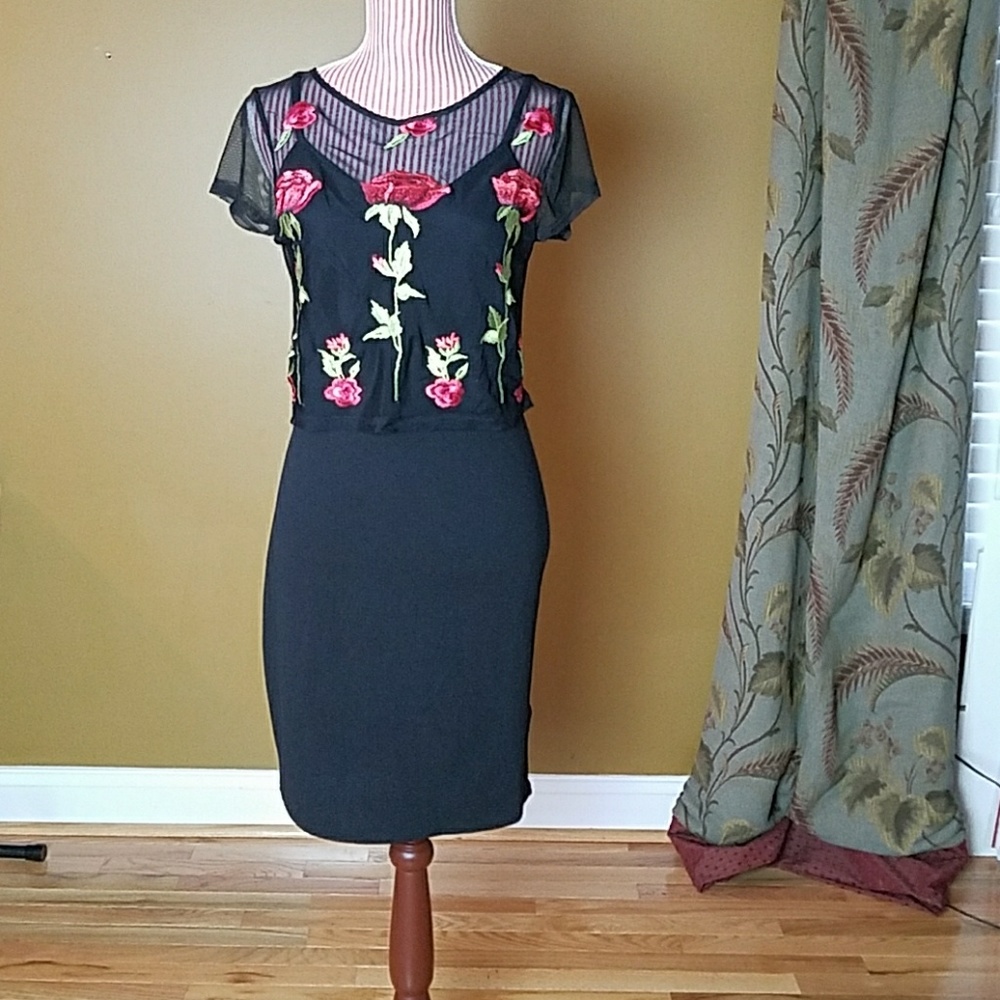 LAST ONE! Two-Piece Red Black Embroidered Dress - Picture 6 of 7