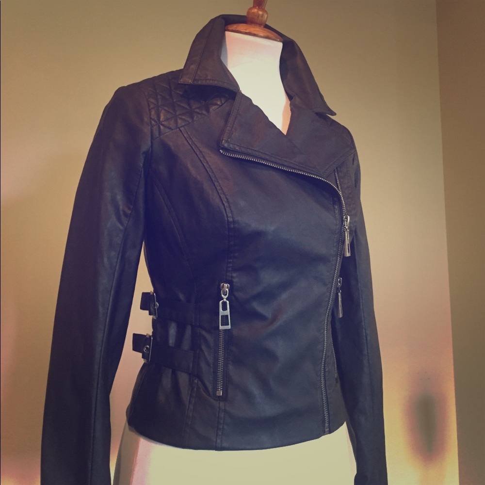 Súper cute fitted vegan leather jacket S