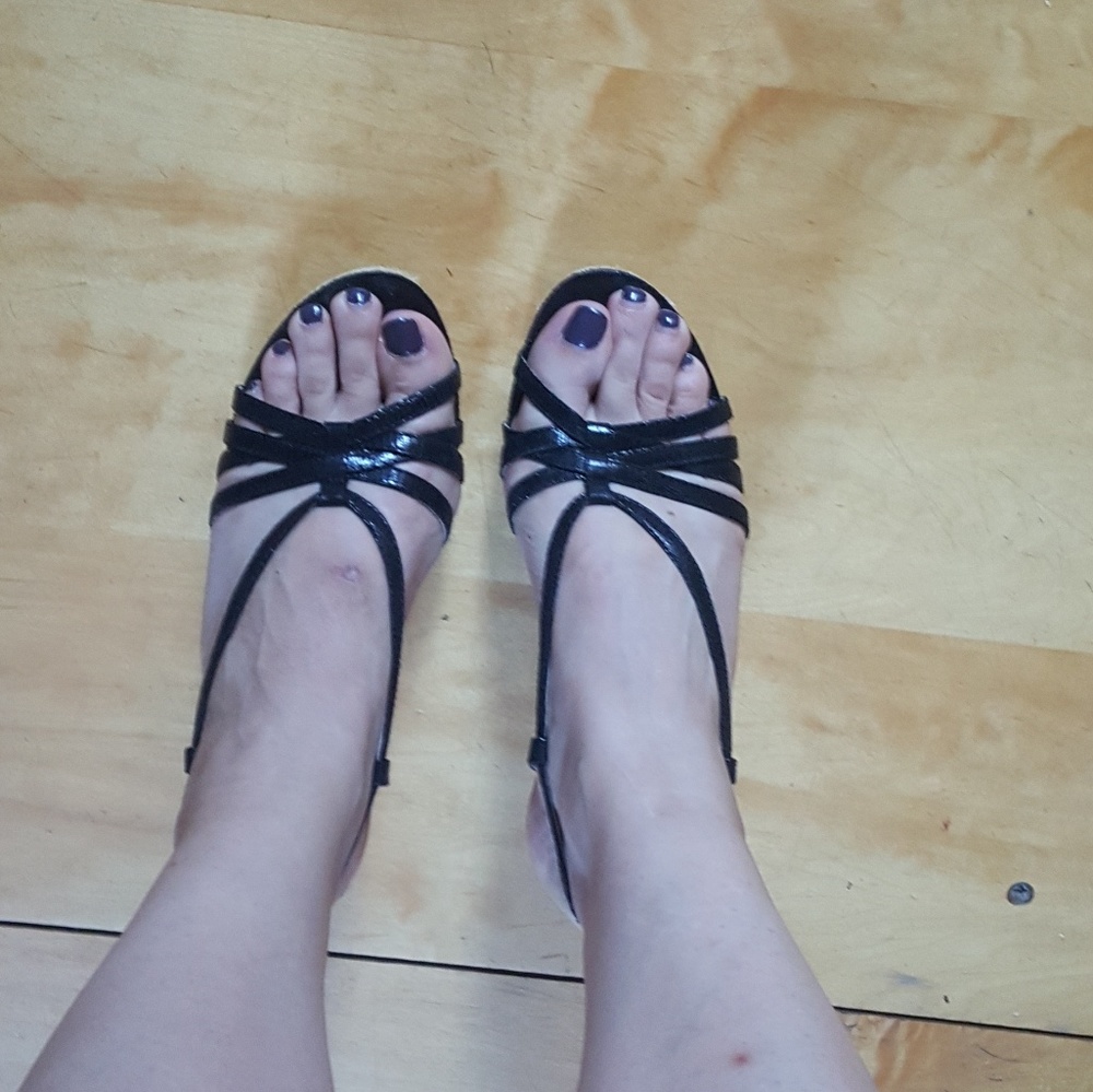 Kenneth Cole Reaction black leather wedge sandals