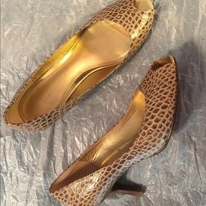 Women's Liz Claiborne shoes, animal print, gold