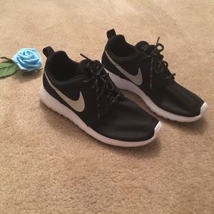 🖤✔️ Nike Rosches
