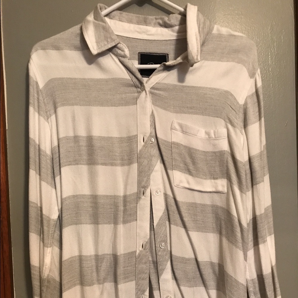 Grey rails top