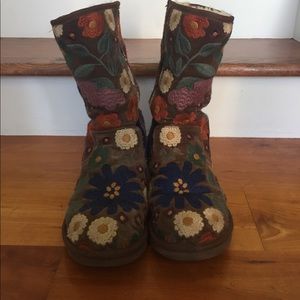 Unique Stitched Multi-Color Floral UGGs - size 9